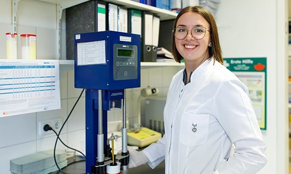 Eine Mitarbeiterin steht im Labor der Pluwig Apotheke.