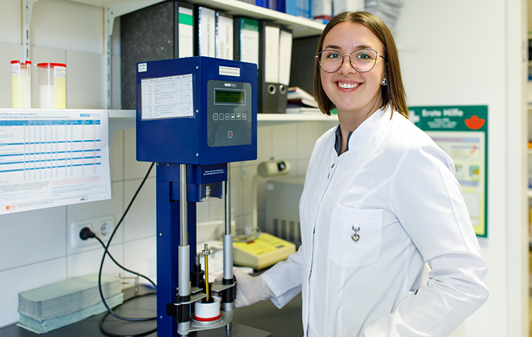 Eine Mitarbeiterin steht im Labor der Pluwig Apotheke.