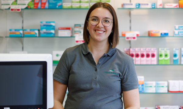 Eine Mitarbeiterin steht im Labor der Pluwig Apotheke.